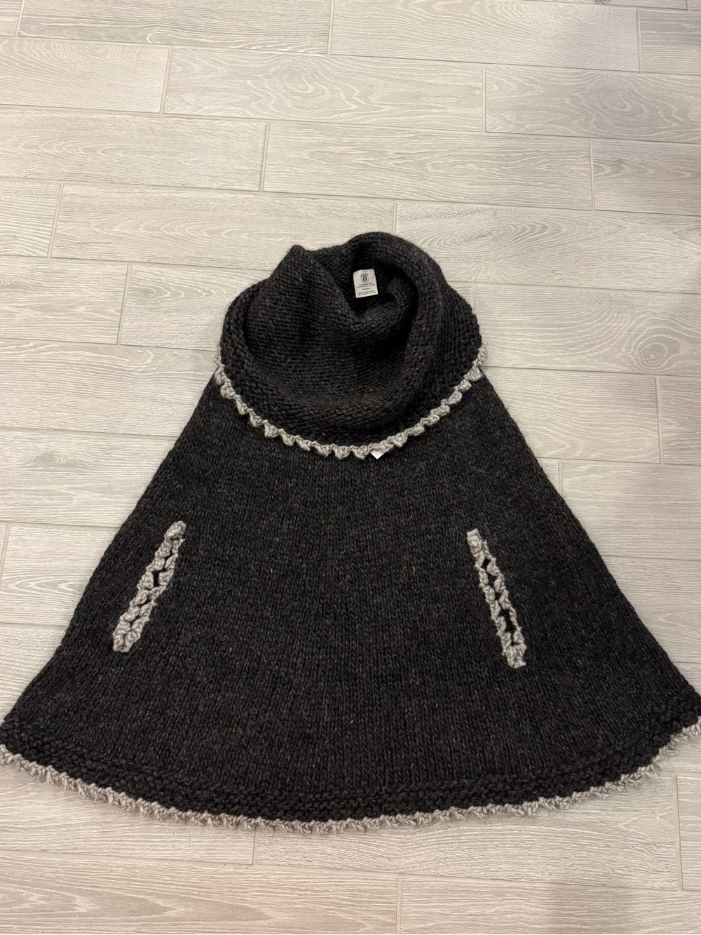 THE HANDKNITTING ASSOCIATION OF ICELAND 100% Wool Cowl Neck Cape NWT